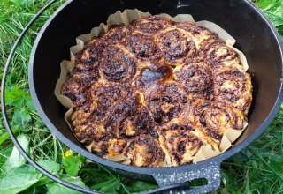 Zimtwecken aus dem Dutch Oven // &copy; Martin Hagemann