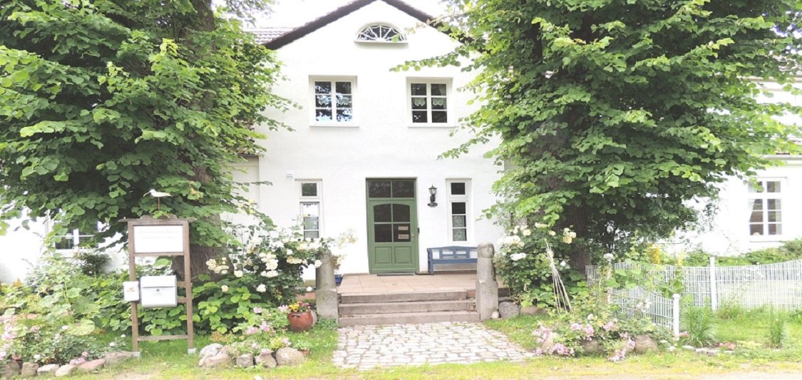 Vooraanzicht van landhuis Heuhof, © Kurverwaltung Insel Poel Vooraanzicht van landhuis Heuhof, © Kurverwaltung Insel Poel