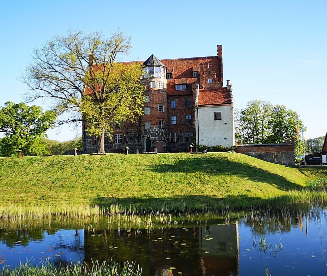 Au&szlig;enansicht Schloss Ulrichshusen im Fr&uuml;hling // &copy; Kathleen Stutz