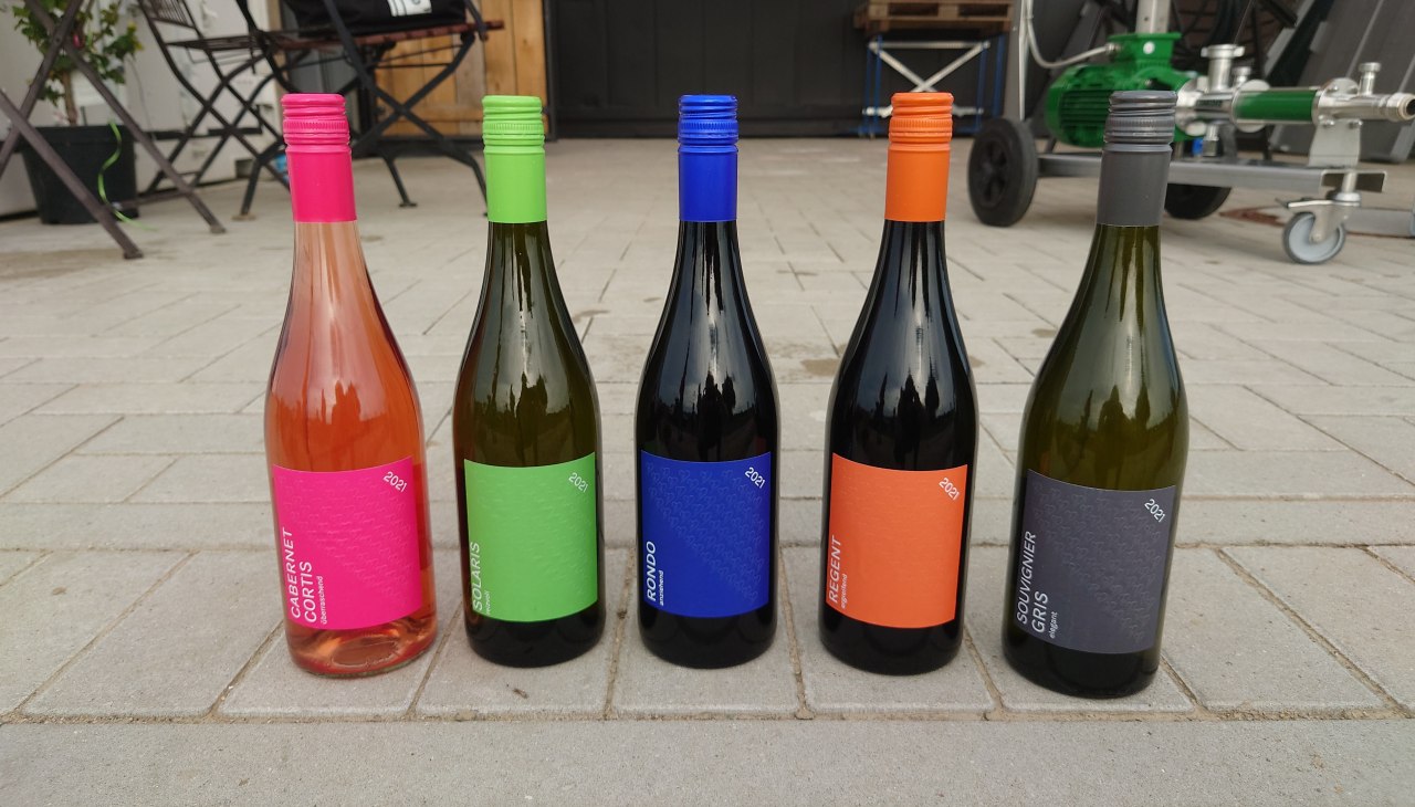 Das Sortiment. 2 Weiße ... 2 Rote ... 1 Rosé, © wein-mv.de Das Sortiment. 2 Weiße ... 2 Rote ... 1 Rosé, © wein-mv.de