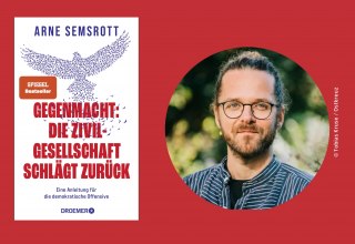 Boekomslag en auteursfoto van „Gegenmacht: Die Zivilgesellschaft schlägt zurück“ van Arne Semsrott // © Tobias Kruse / Ostkreuz Boekomslag en auteursfoto van „Gegenmacht: Die Zivilgesellschaft schlägt zurück“ van Arne Semsrott // © Tobias Kruse / Ostkreuz