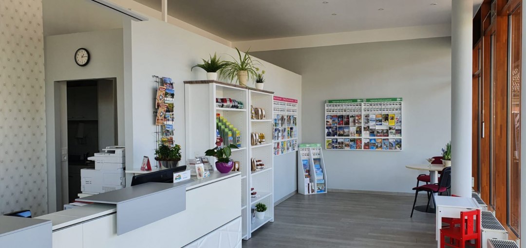 Tourist-Information Göhren-Lebbin auf dem Marktplatz im Land Fleesensee, © Kur- und Tourismus GmbH Göhren-Lebbin