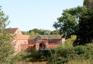 Festungstor der Festung D&ouml;mitz vom Elbdeich gesehen // &copy; Tourismusverband Mecklenburg-Schwerin
