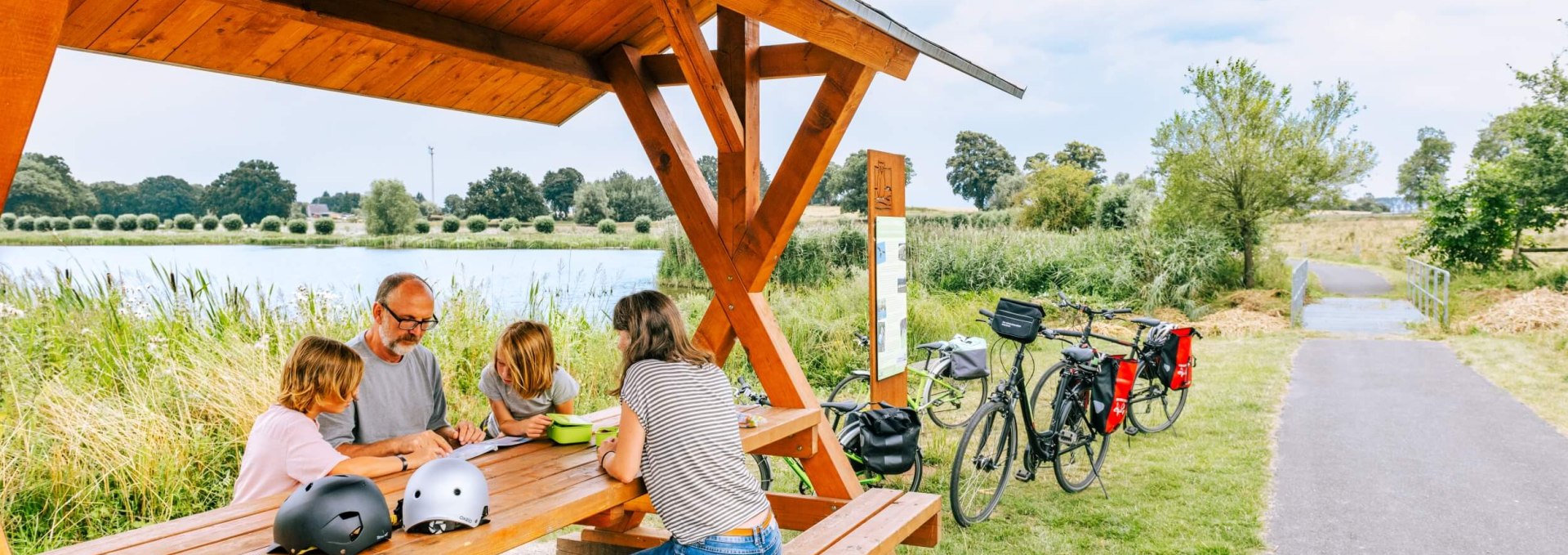 Auch die fittesten Radfahrer brauchen mal Pause. Und im Hintergrund glitzert in Mecklenburg immer schon der nächste See., © TMV/Tiemann