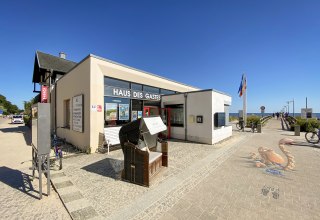 Das Haus des Gastes in Bansin ist die erste Anlaufstelle f&uuml;r Touristen, Veranstaltungsinteressierte und Kunstliebhaber. // &copy; Kaiserb&auml;derTouristmusService GmbH