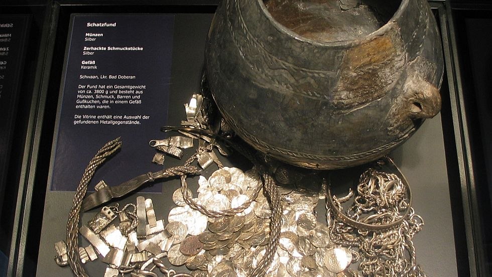 Blick in die Schatzkammer // © Landesamt für Kultur und Denkmalpflege Mecklenburg-Vorpommern, Landesarchäologie Blick in die Schatzkammer // © Landesamt für Kultur und Denkmalpflege Mecklenburg-Vorpommern, Landesarchäologie