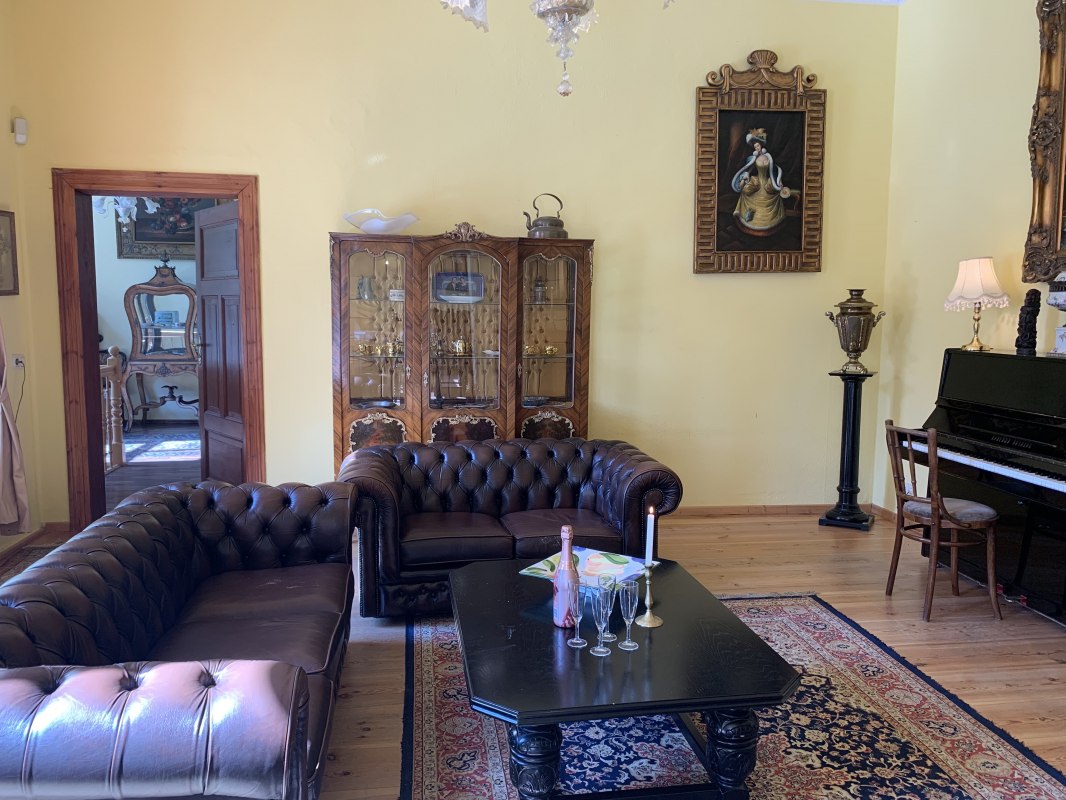 Klavierzimmer im Schloss Schmuggerow // &copy; Hellberg Domizil