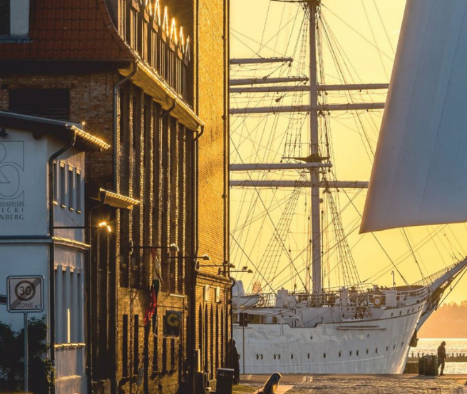 Der Blick am Hafen auf die Gorch Fock. // &copy; Ekkehard Gnadler / Fotocommunity Stralsund