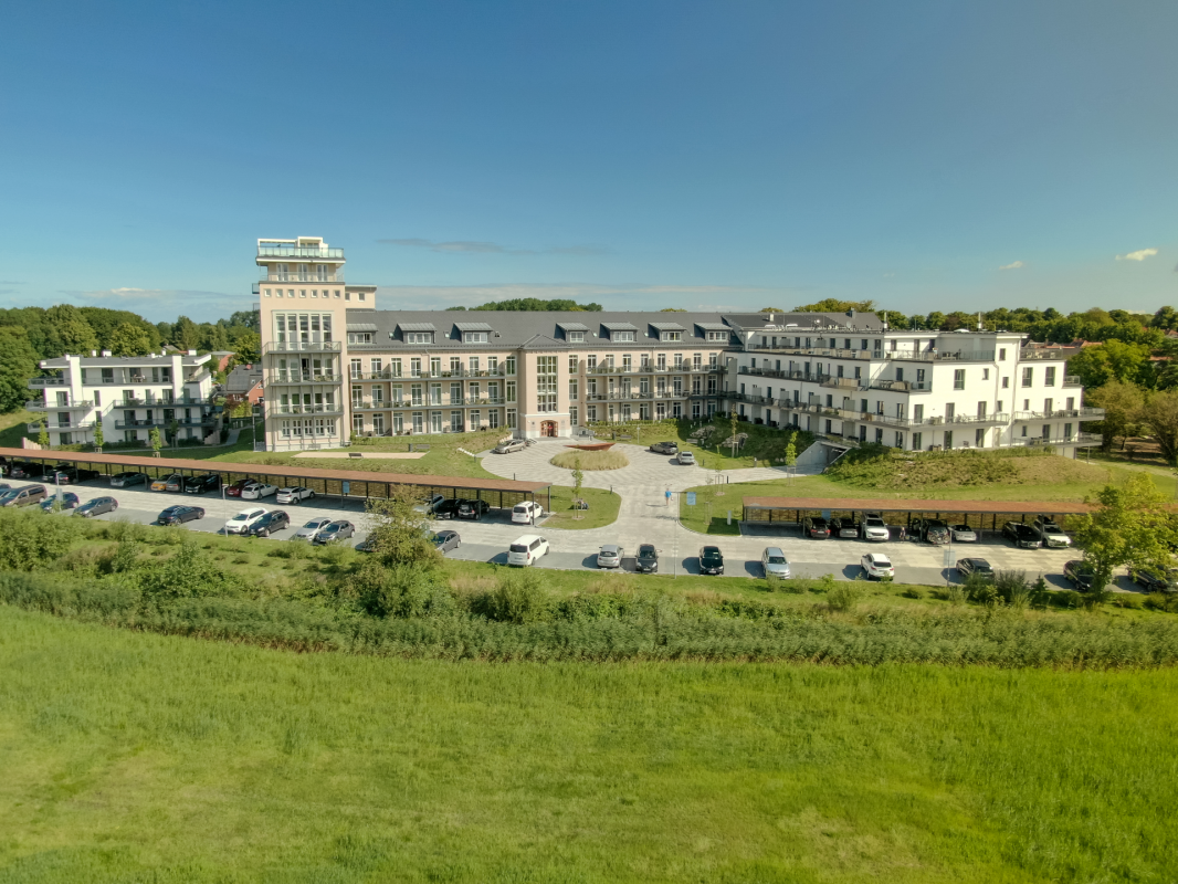 Die Apartmentanlage &bdquo;Zwei Wasser&ldquo; &ndash; Das Zuhause an der Ostsee im idyllischen Ostseebad Wustrow auf dem Dar&szlig; // &copy; K&K Ferienimmobilien GmbH & Co.KG