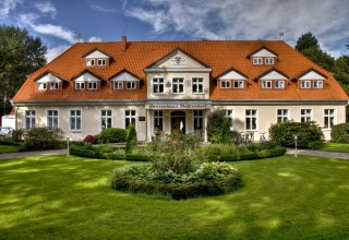 Landhotel Herrenhaus BohlendorfAu&szlig;enansicht - Eingangsbereich // &copy; Lieblingsplatz Hotels mbH