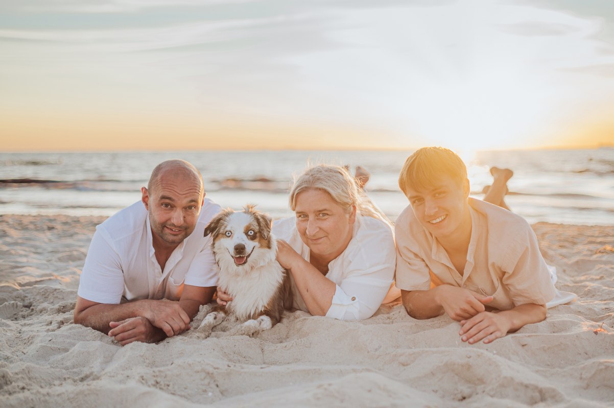 Familienurlaub an der Ostsee – ein Fotoshooting mit Hund, zwischen Wellenrauschen und Sand entsteht die perfekte Erinnerung // © Deine Hundefotografin Familienurlaub an der Ostsee – ein Fotoshooting mit Hund, zwischen Wellenrauschen und Sand entsteht die perfekte Erinnerung // © Deine Hundefotografin