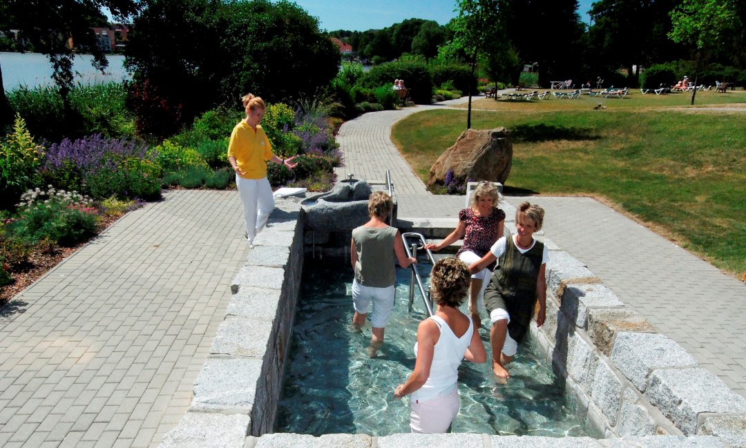 Kneipptretbecken im Klinikpark der "Klinik am Haussee", © Klinik am Haussee Kneipptretbecken im Klinikpark der "Klinik am Haussee", © Klinik am Haussee