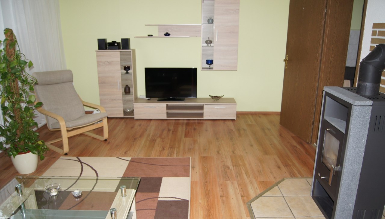 Im Wohnzimmer sorgt ein Kaminofen f&uuml;r wohlige W&auml;rme, &copy; A. Prager