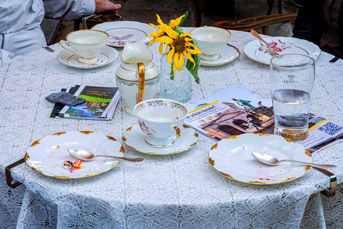 Historisches Kaffeegeschirr beim Tag des offenen Denkmals: Aus &uuml;berlassenen Porzellansch&auml;tzen soll die Brookhusener Kaffeetafel wachsen. // &copy; Herrenhaus Brookhusen