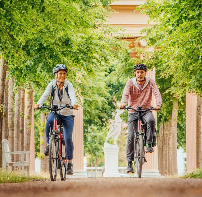 Mit dem Fahrrad unterwegs im Schlossgarten Neustrelitz, &copy; TMV/Tiemann