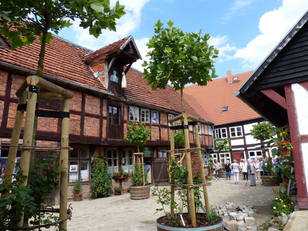 F&uuml;hrungen auf historischen Innenh&ouml;fe in Loitz // &copy; Karin Heymann