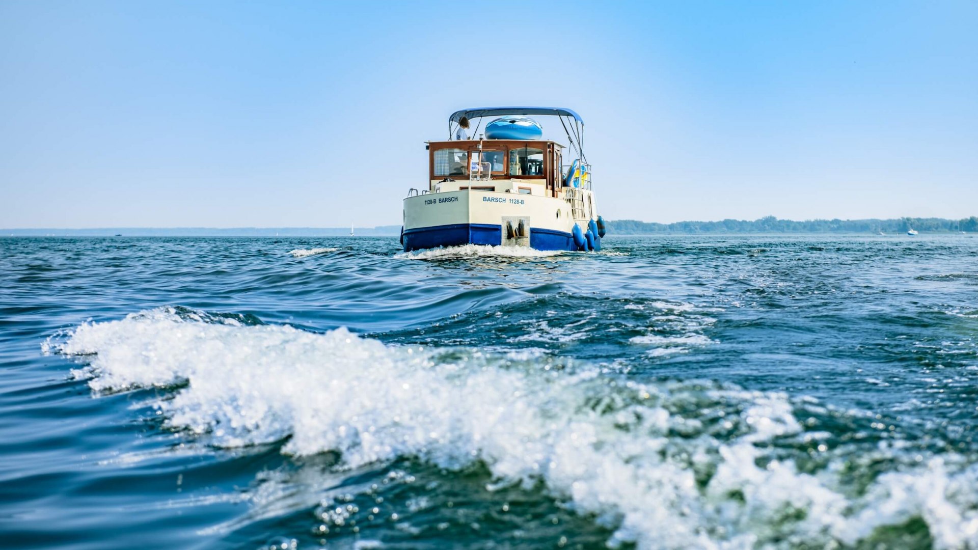 Ein paar ordentliche Wellen bringen Bewegung ins Bordleben auf der Müritz. // © MV-T/Tiemann Ein paar ordentliche Wellen bringen Bewegung ins Bordleben auf der Müritz. // © MV-T/Tiemann