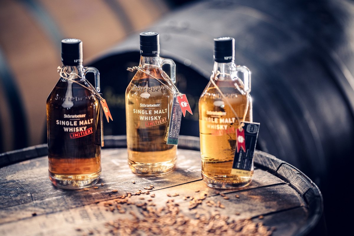Neben der Klassik-Edition können Besucher wechselnde limitierte Whiskys und weitere Spirituosen entdecken und verkosten. // © Störtebeker Brennerei GmbH Neben der Klassik-Edition können Besucher wechselnde limitierte Whiskys und weitere Spirituosen entdecken und verkosten. // © Störtebeker Brennerei GmbH