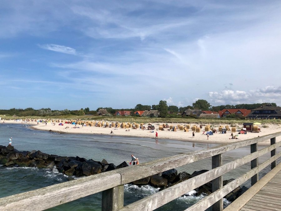 Auf der Seeseite ein weitl&auml;ufiger, feinsandiger Strand und die 240m lange Seebr&uuml;cke, &copy; Fremdenverkehrsverein e. V. Ostseebad Wustrow - Dana Wesselburg