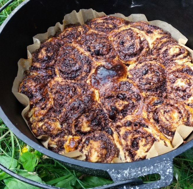 Zimtwecken aus dem Dutch Oven // &copy; Martin Hagemann