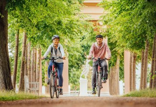 Mit dem Fahrrad unterwegs im Schlossgarten Neustrelitz, &copy; TMV/Tiemann