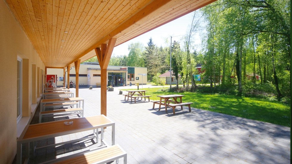 Terras om te chillen voor de open haard en seminarieruimtes, &copy; DJH MV / Danny Gohlke