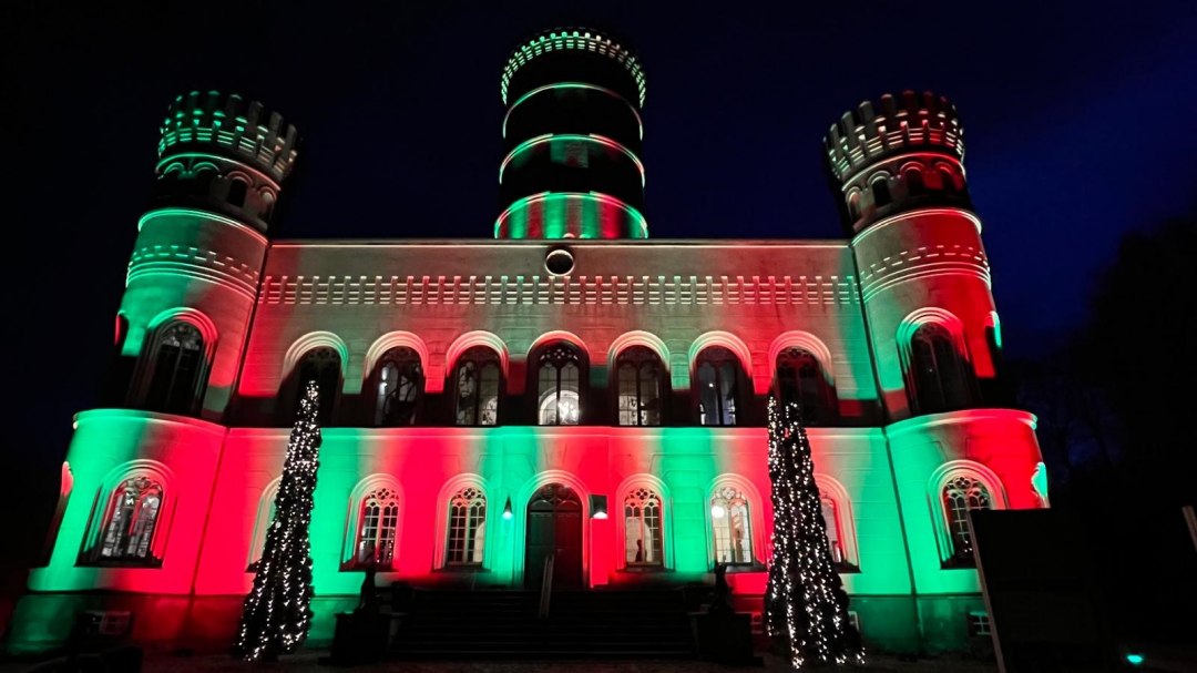 Schlossfassade illuminiert, © SSGK-MV, Ulrich Pfeuffer