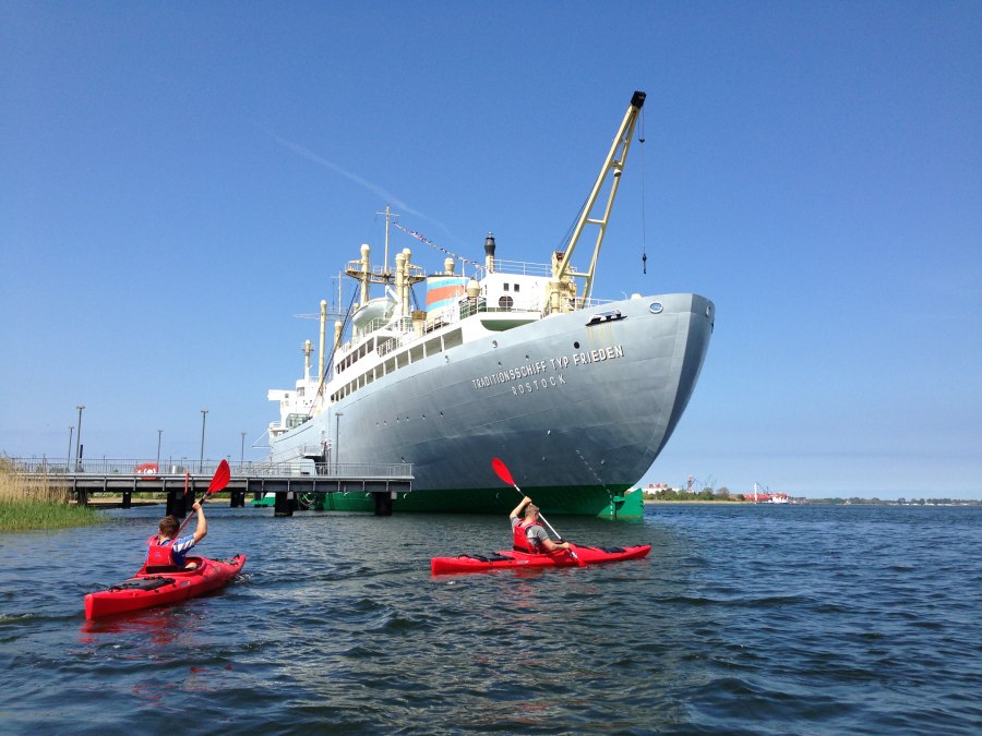 Paddler am Traditionsschiff, &copy; Ronald Kley