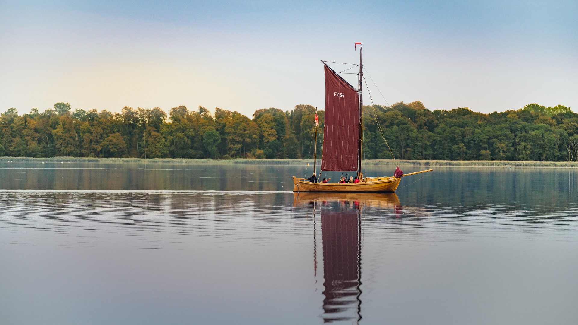 mit dem Zeesboot raus in den Sonnenuntergang. // © MV-T/Tiemann mit dem Zeesboot raus in den Sonnenuntergang. // © MV-T/Tiemann