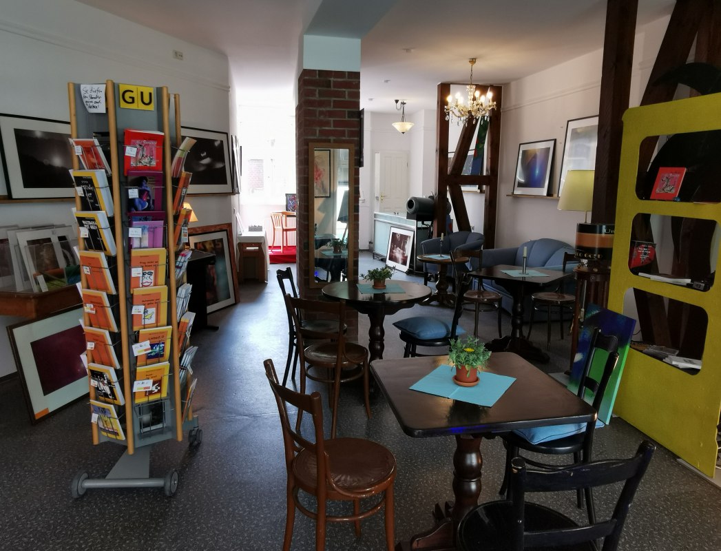 Lese-, Ausstellungs-, Caf&eacute;bereich // &copy; nADA Autorenverlag