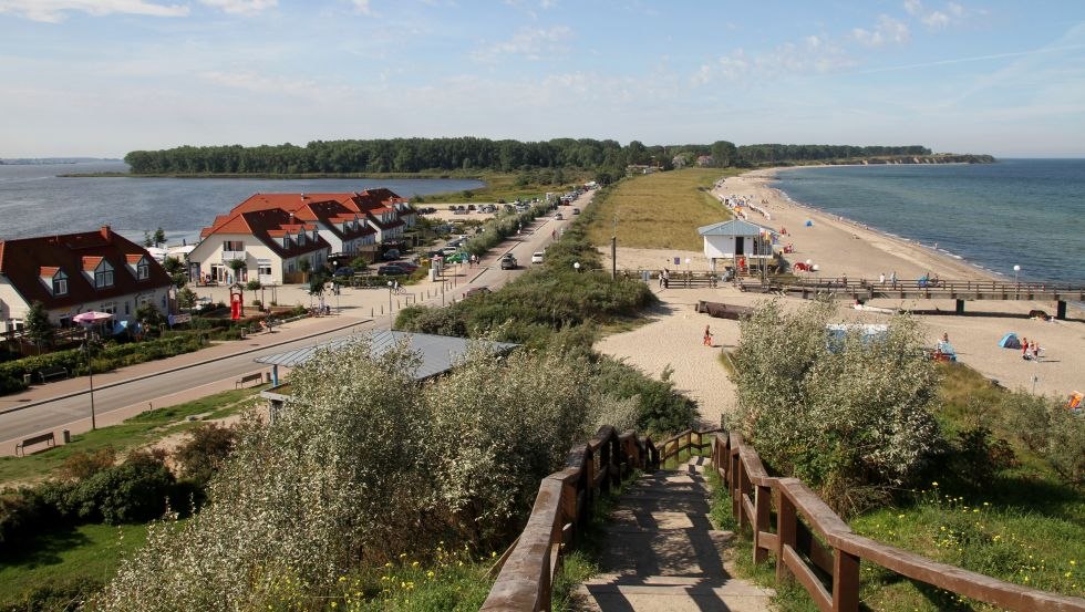 Blick auf das Salzhaff, die Halbinsel Wustrow und die Ostsee vom Schmiedeberg aus // © Kurverwaltung Ostseebad Rerik Blick auf das Salzhaff, die Halbinsel Wustrow und die Ostsee vom Schmiedeberg aus // © Kurverwaltung Ostseebad Rerik