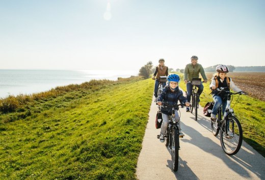 Familienausflug auf dem Drahtesel auf der Ostseeinsel Ummanz // © MV-T/Roth Familienausflug auf dem Drahtesel auf der Ostseeinsel Ummanz // © MV-T/Roth
