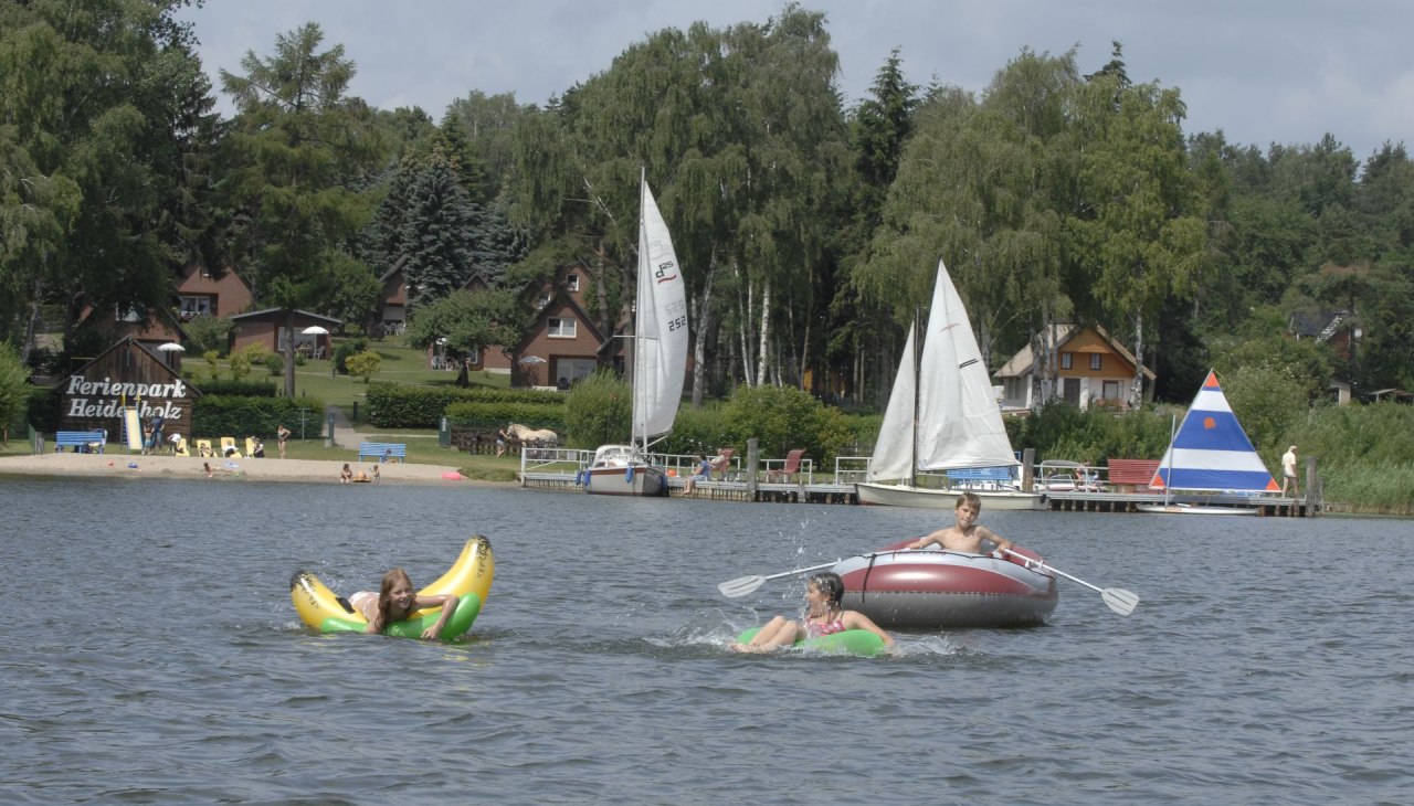 Badestrand mit Buddelsand und Spaß auf dem Wasser, © Timo Weisbrich Badestrand mit Buddelsand und Spaß auf dem Wasser, © Timo Weisbrich