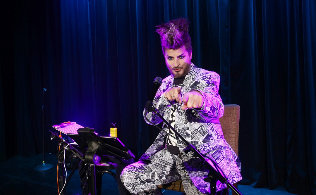 Kay Ray auf der Bühne - scharfzüngig und Bunt bricht er alle Tabus, © Foto: C. Behrens