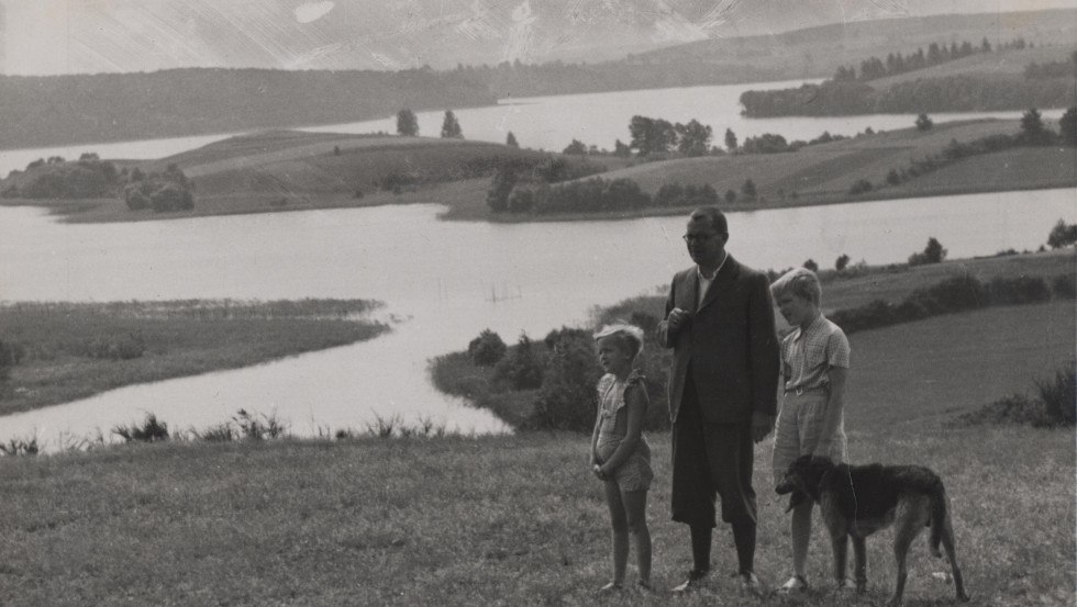 Hans Fallada mit seinen Kindern auf dem Hauptmannsberg in der Feldberger Senlandschaft // &copy; (c) Hans Fallada Archiv