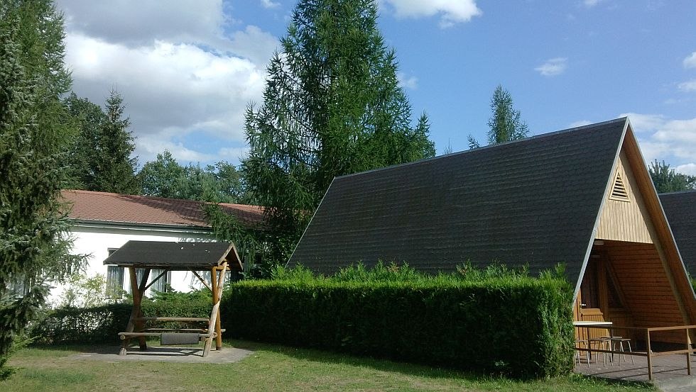 Finnhütte und Bettenhaus für die individuelle Übernachtung // © JBS Am Kutzow- See Finnhütte und Bettenhaus für die individuelle Übernachtung // © JBS Am Kutzow- See