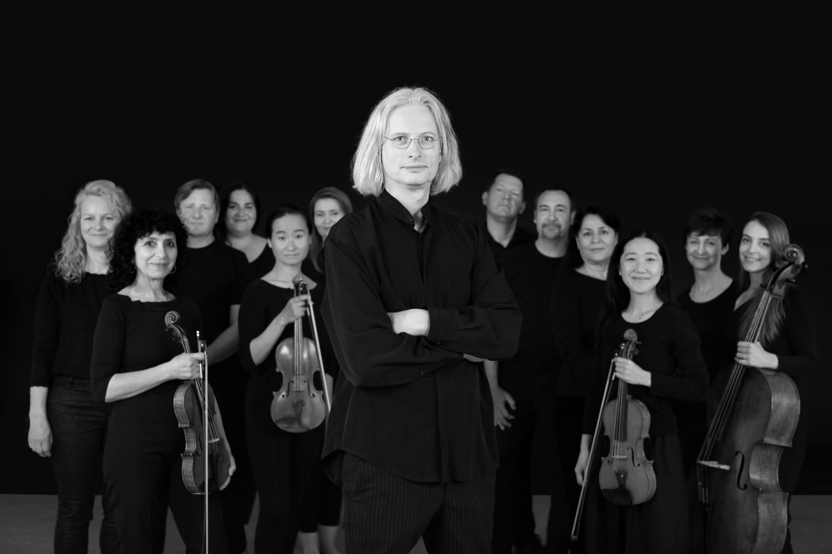 Dirigent J&uuml;rgen Bruhns met orkest // &copy; Soani Guigand