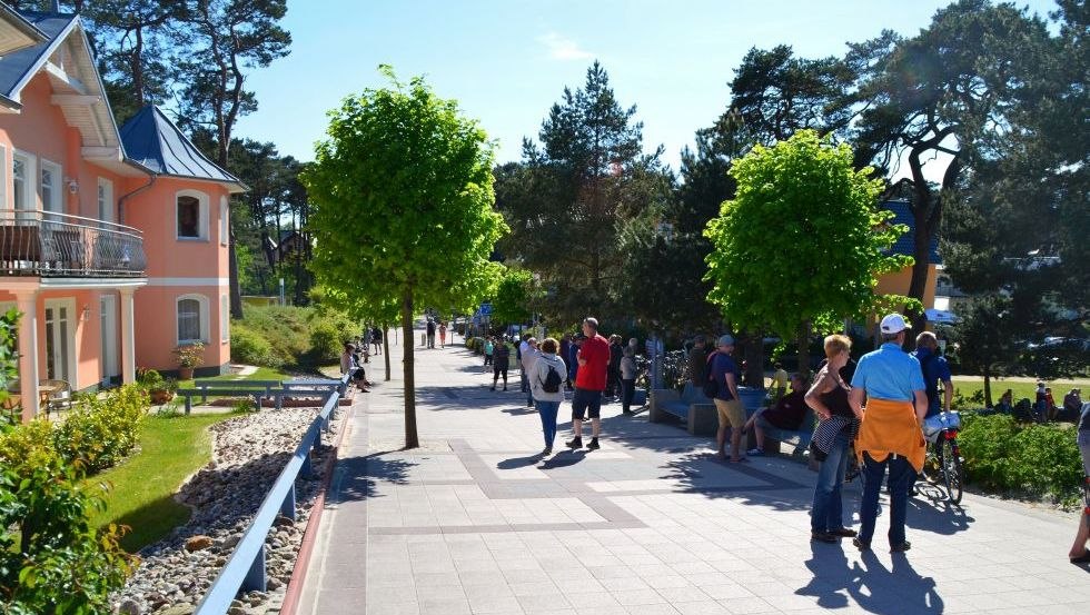 Die Promenade im Ostseebad Trassenheide ist auch mit Mobilitätsbehinderung erlebbar // © Eigenbetrieb Kurverwaltung Ostseebad Trassenheide Die Promenade im Ostseebad Trassenheide ist auch mit Mobilitätsbehinderung erlebbar // © Eigenbetrieb Kurverwaltung Ostseebad Trassenheide