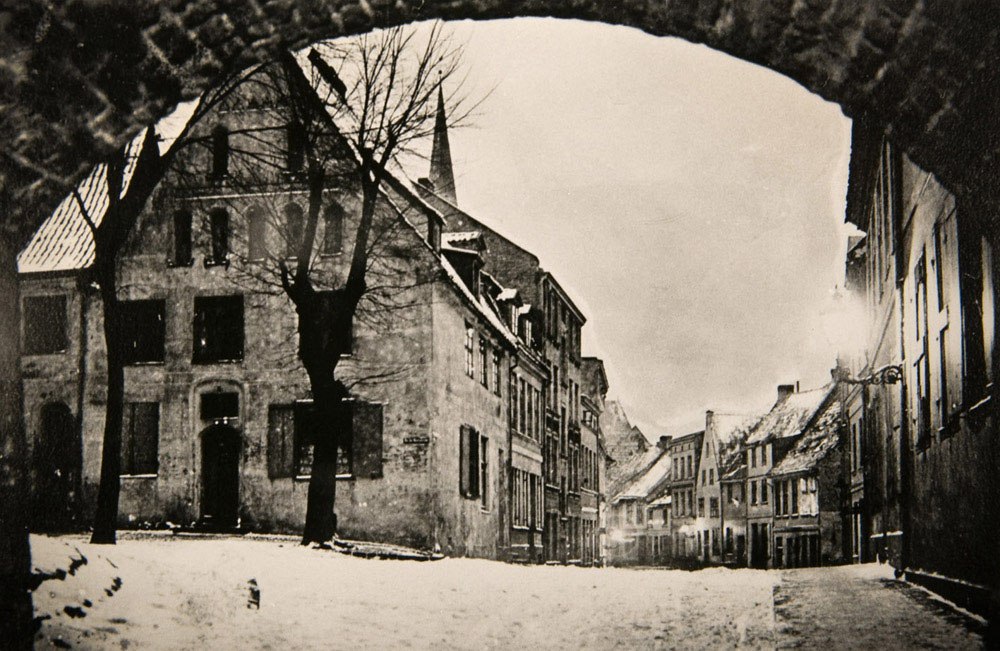 Blick aus dem Schwibbogen in die Lohgerberstraße, 1917 // © Geschichtswerkstatt Rostock e.V. Blick aus dem Schwibbogen in die Lohgerberstraße, 1917 // © Geschichtswerkstatt Rostock e.V.