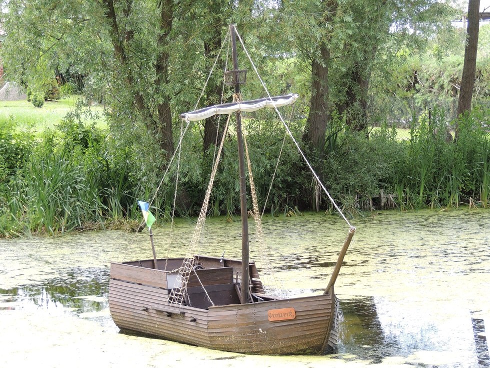 Blick auf dem Löschteich zum Nachbau der "Poeler Kogge" // © Kurverwaltung Insel Poel Blick auf dem Löschteich zum Nachbau der "Poeler Kogge" // © Kurverwaltung Insel Poel