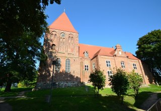 Evangelische Kirche St. Michael in Sagard - Dach mit Kreuz. // &copy; Tourismuszentrale R&uuml;gen