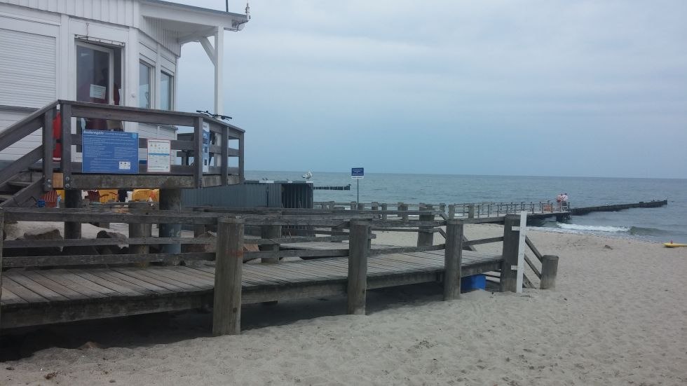 Zwemsteiger voor gehandicapten bij de strandopgang 8 // © TSK Zwemsteiger voor gehandicapten bij de strandopgang 8 // © TSK