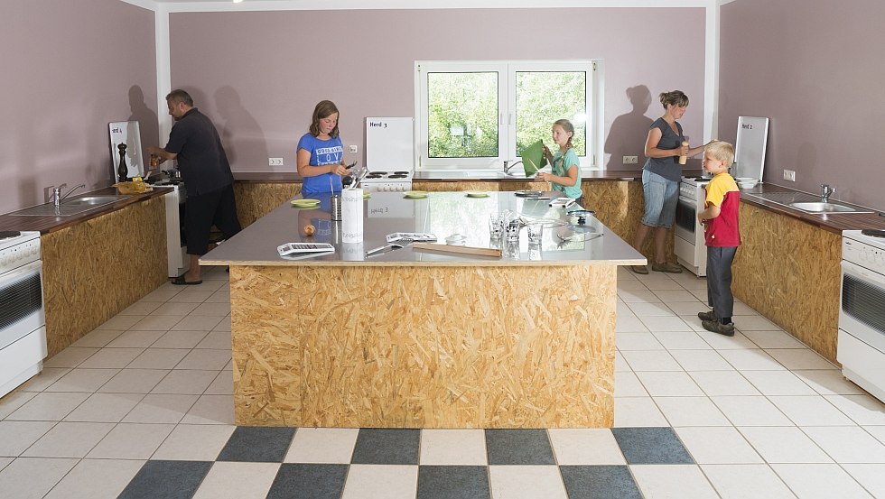 Kochen, backen, brutzeln an 5 Herden mit großer Arbeitsfläche, © Campingplatz Seehof GmbH Kochen, backen, brutzeln an 5 Herden mit großer Arbeitsfläche, © Campingplatz Seehof GmbH