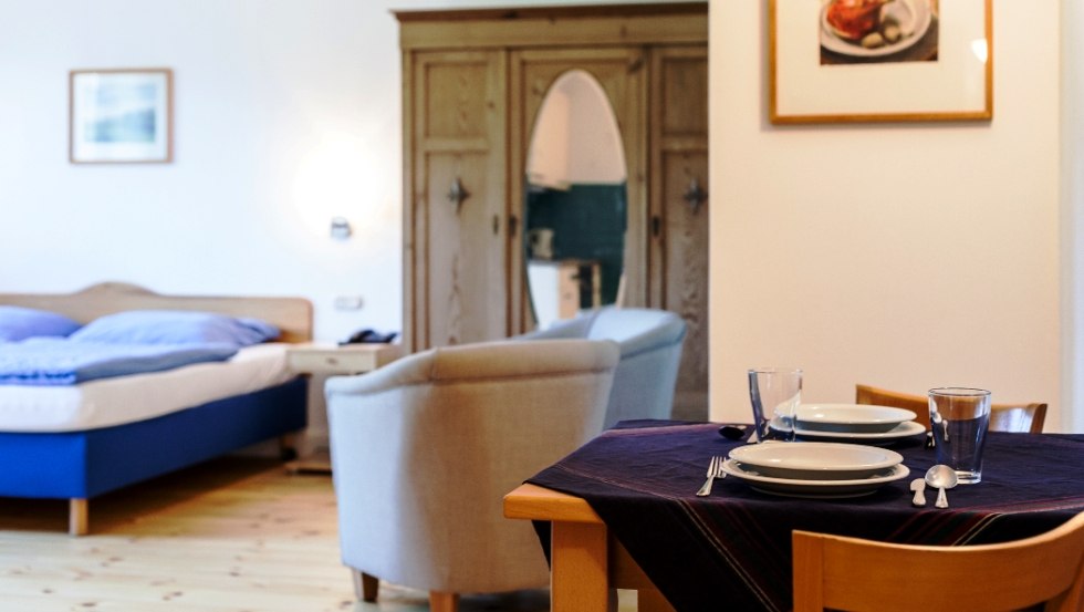 Uitzicht in een comfortabele tweepersoonskamer // &copy; Gutshaus Barkow