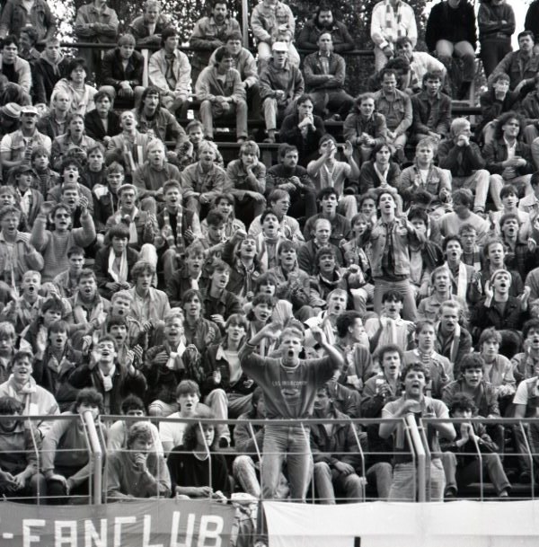 Fußballfans im Stadion // © BARCH/ Stasi-Unterlagen-Archiv Fußballfans im Stadion // © BARCH/ Stasi-Unterlagen-Archiv