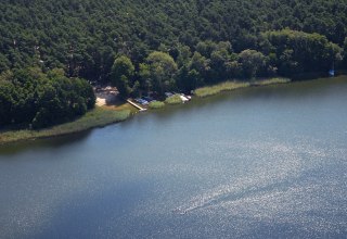 Der Campingplatz liegt im lichten Kiefernwald - direkt am Leppinsee. // &copy; Haveltourist