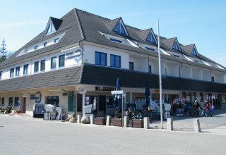 Das Strandhotel Ostseewoge, direkt an der Promenade Graal-M&uuml;ritz // &copy; Strandhotel Ostseewoge