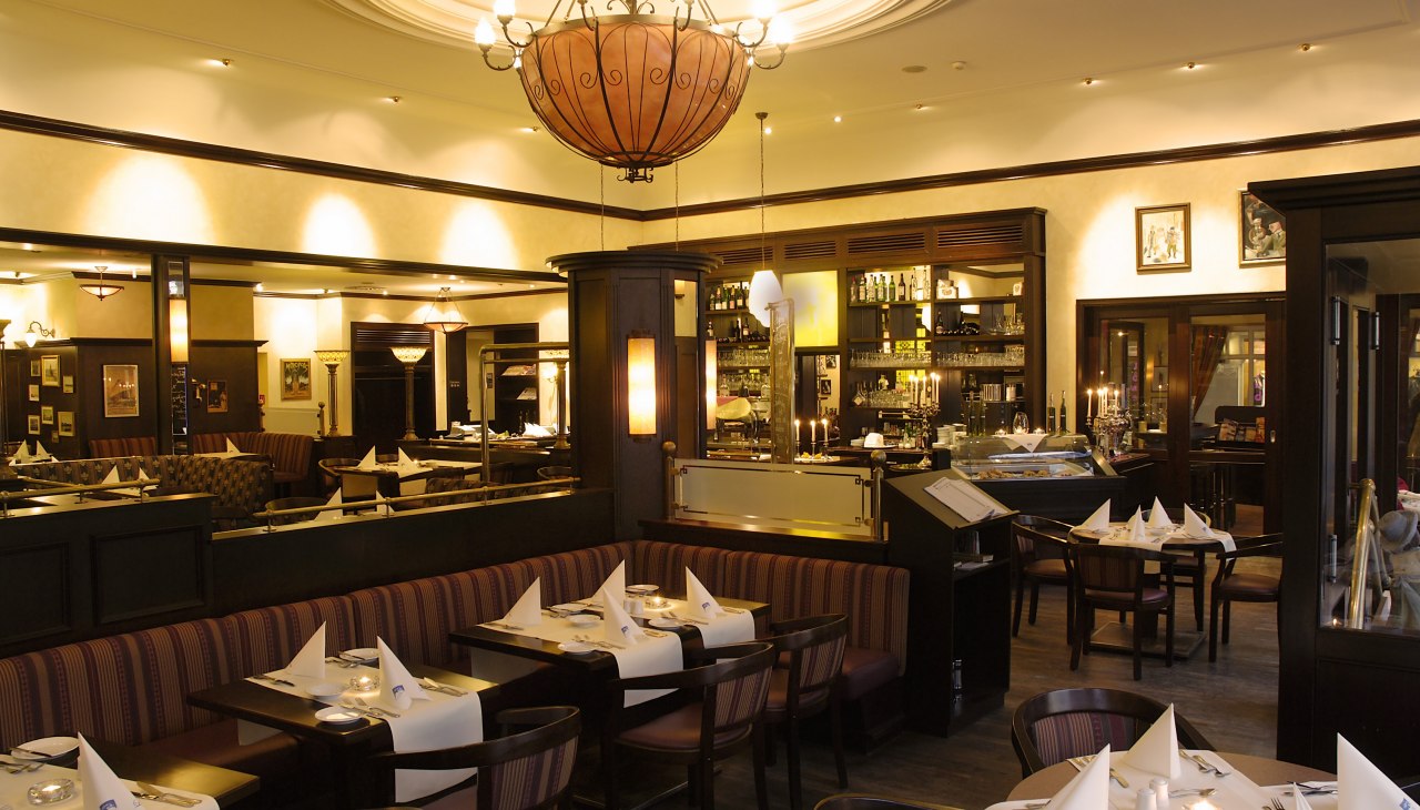 Das Merkmal, der im französischen Stil eingerichteten Brasserie, ist der große Kronleuchter!, © Loev Hotel Rügen Das Merkmal, der im französischen Stil eingerichteten Brasserie, ist der große Kronleuchter!, © Loev Hotel Rügen