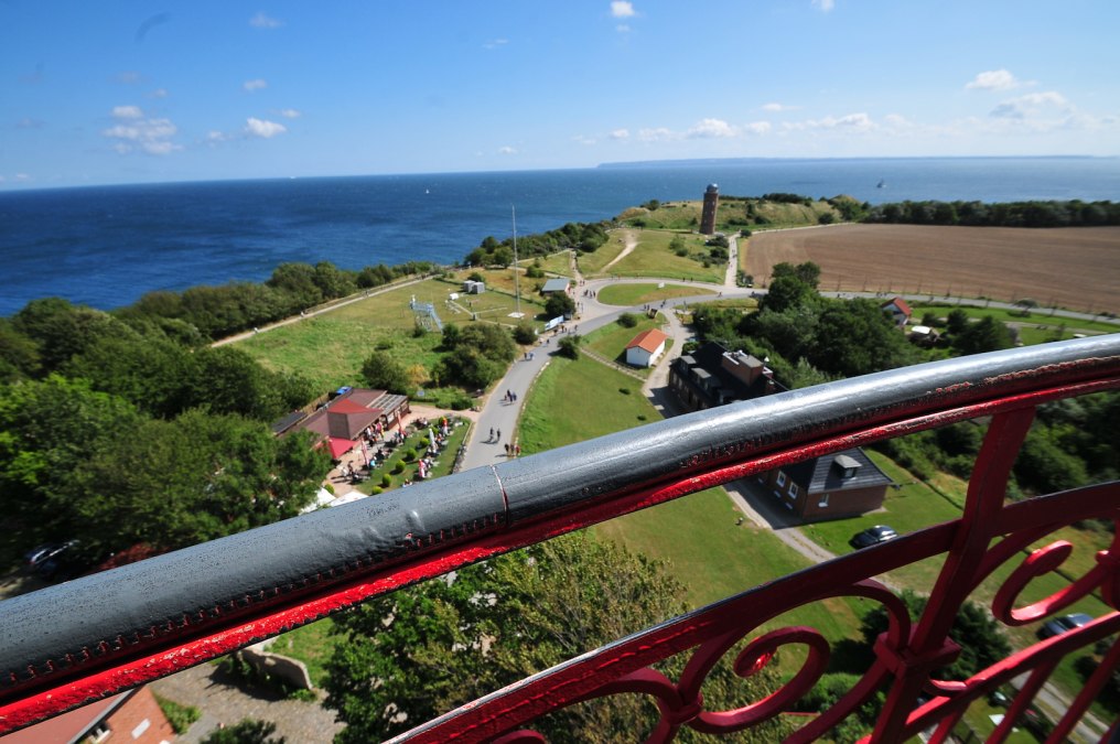 Blick vom Leuchtturm u?bers Fla?chendenkmal, &copy; Tourismuszentrale R&uuml;gen