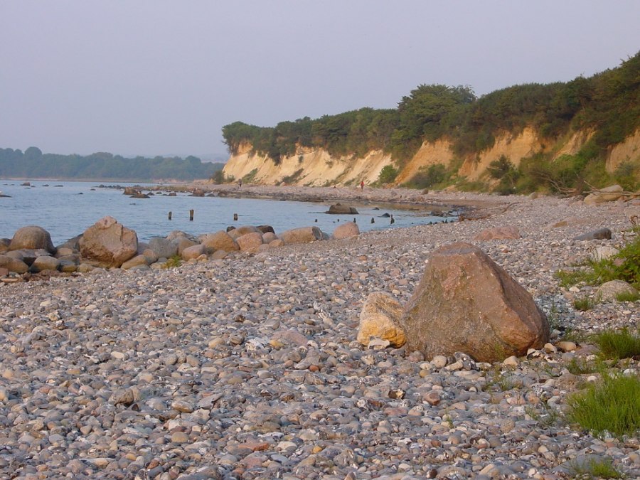 Steinstrand bei Glowe entlang niedriger Steilufer, &copy; Tourismuszentrale R&uuml;gen